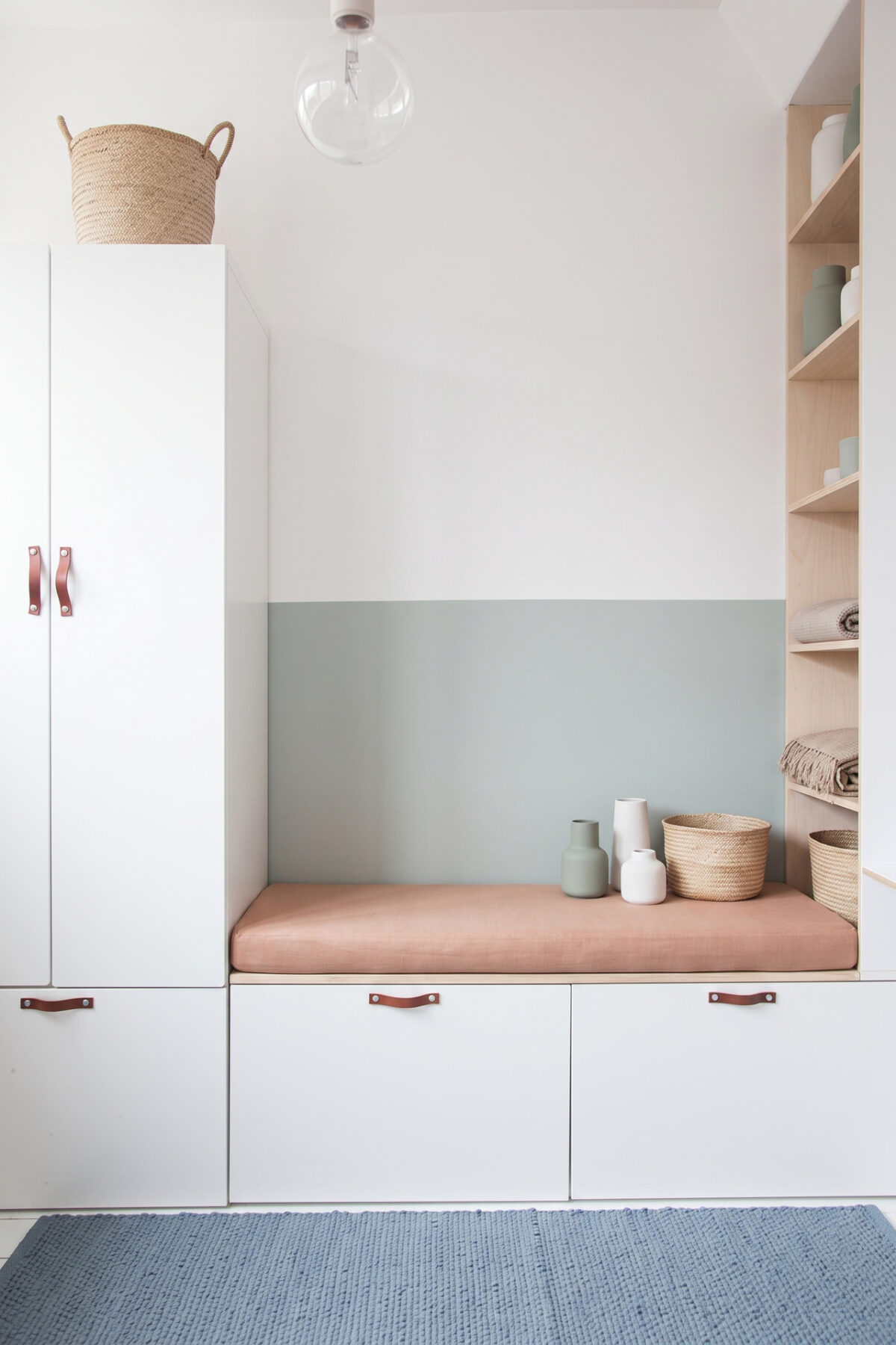 Meuble IKEA blanc avec banquette intégrée dans une chambre enfant