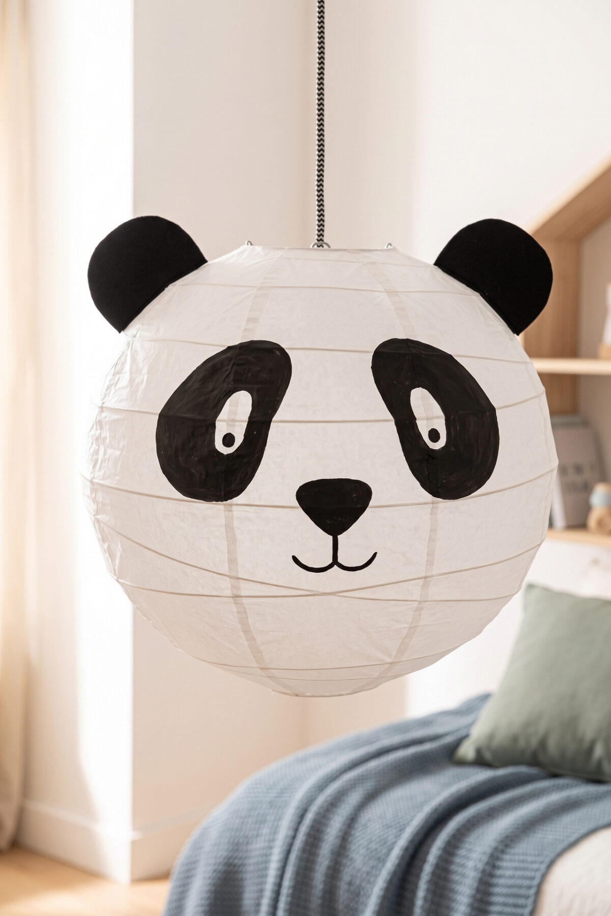 Suspension IKEA customisée en panda pour chambre enfant