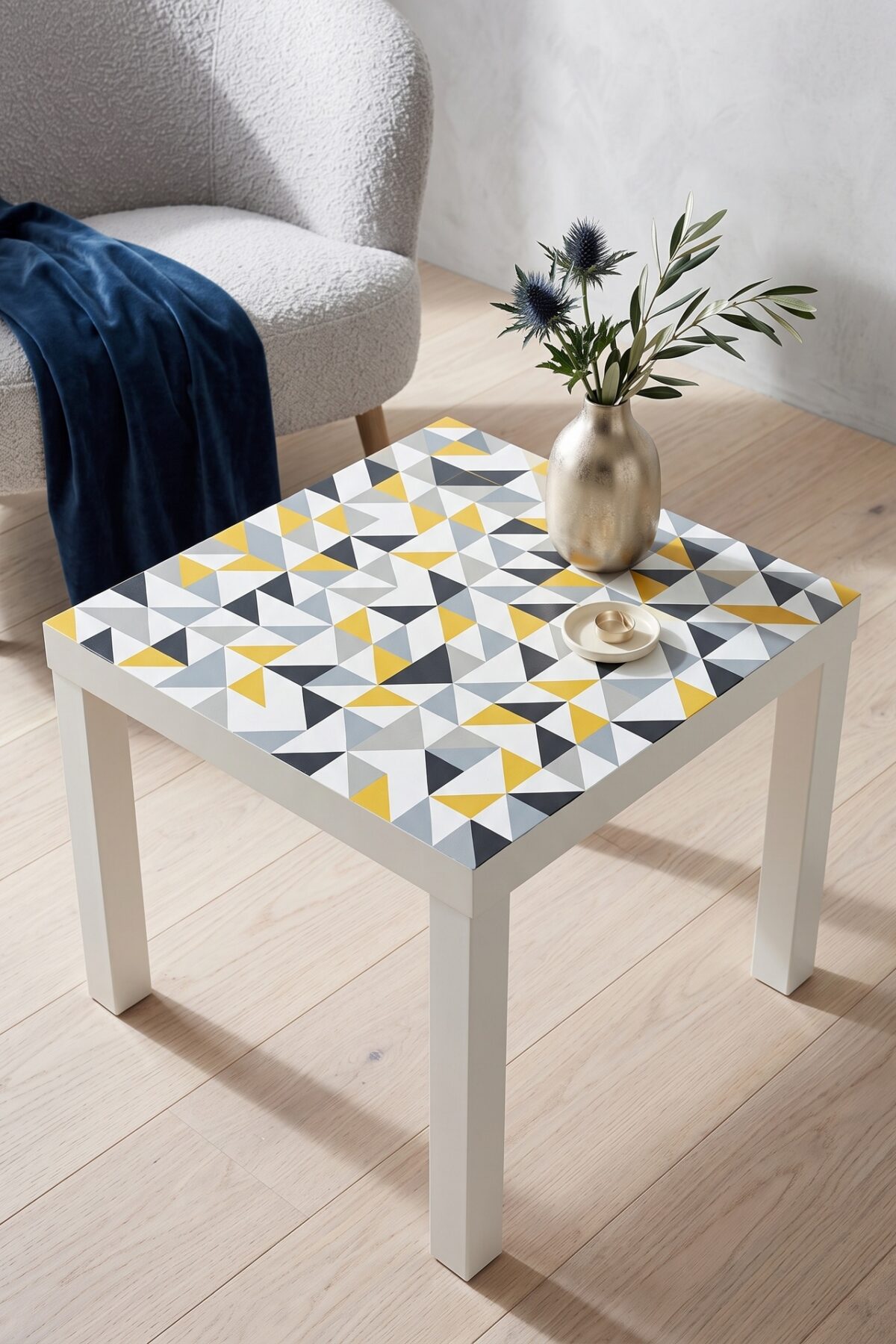 Table basse IKEA LACK customisée avec plateau géométrique gris blanc et jaune