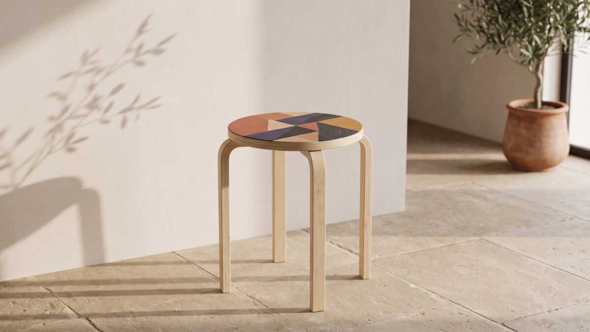 Tabouret Frosta IKEA peint avec un motif graphique dans un intérieur contemporain