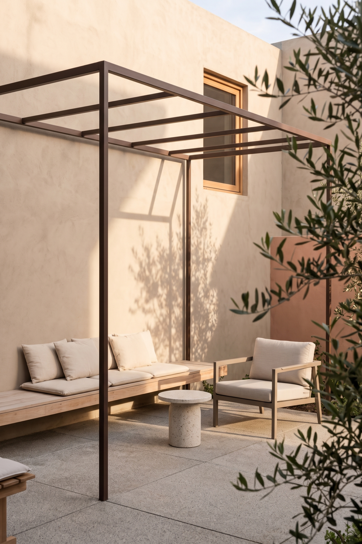 Cour-jardin contemporaine avec banquette en bois et coussins clairs