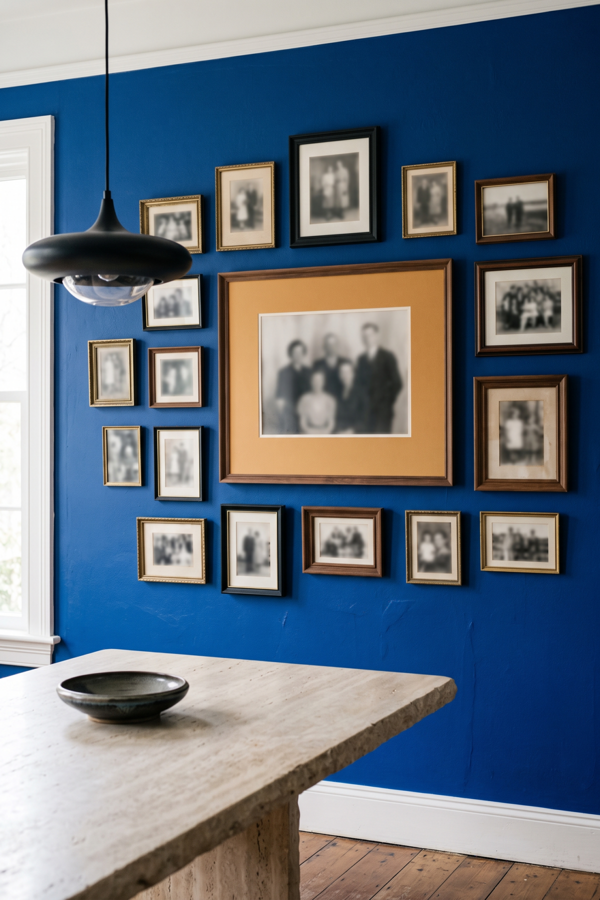 Mur de galerie avec photos anciennes et cadres de formats variés