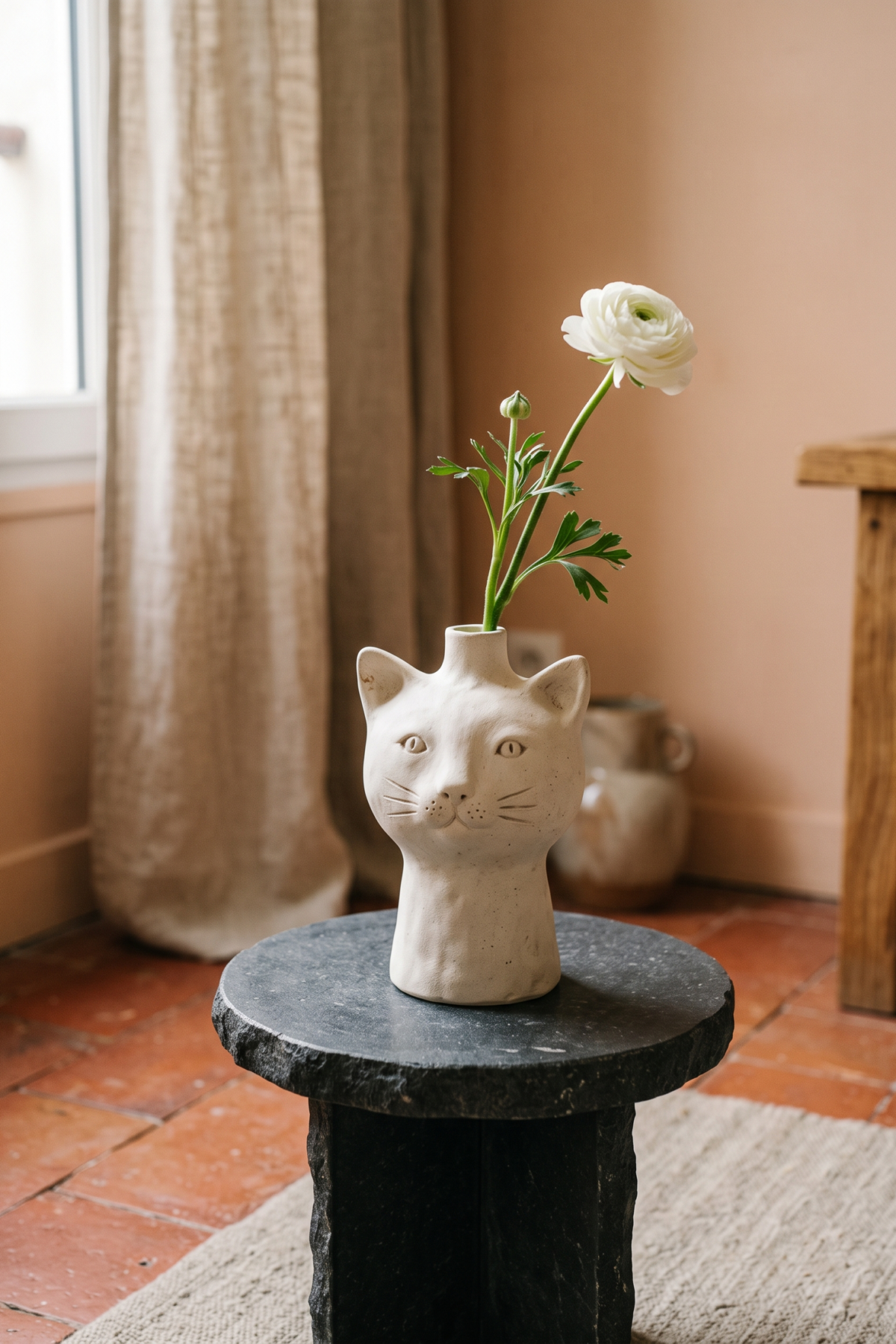 Soliflore animal en forme de chat avec une tige florale sur une table