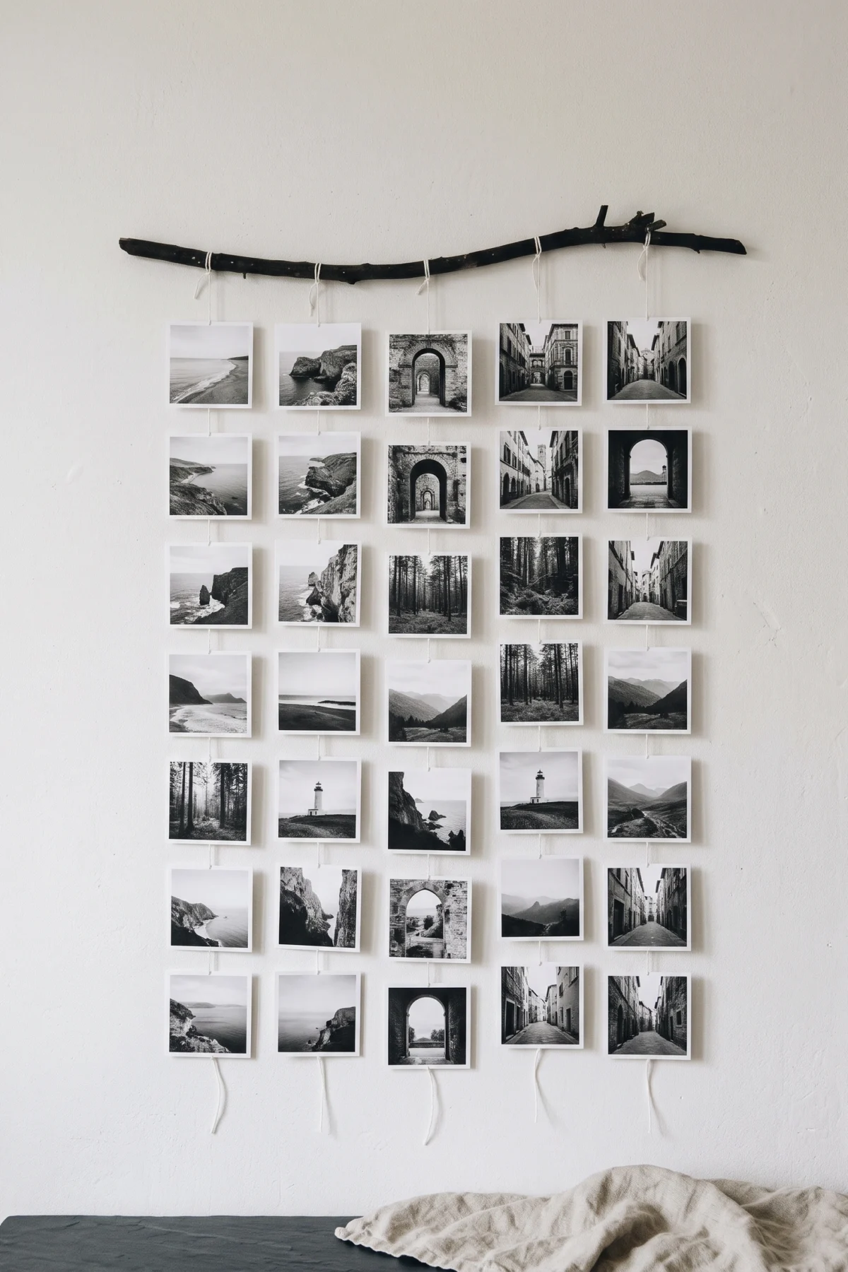 Branche sombre avec des photographies en noir et blanc suspendues en cascades