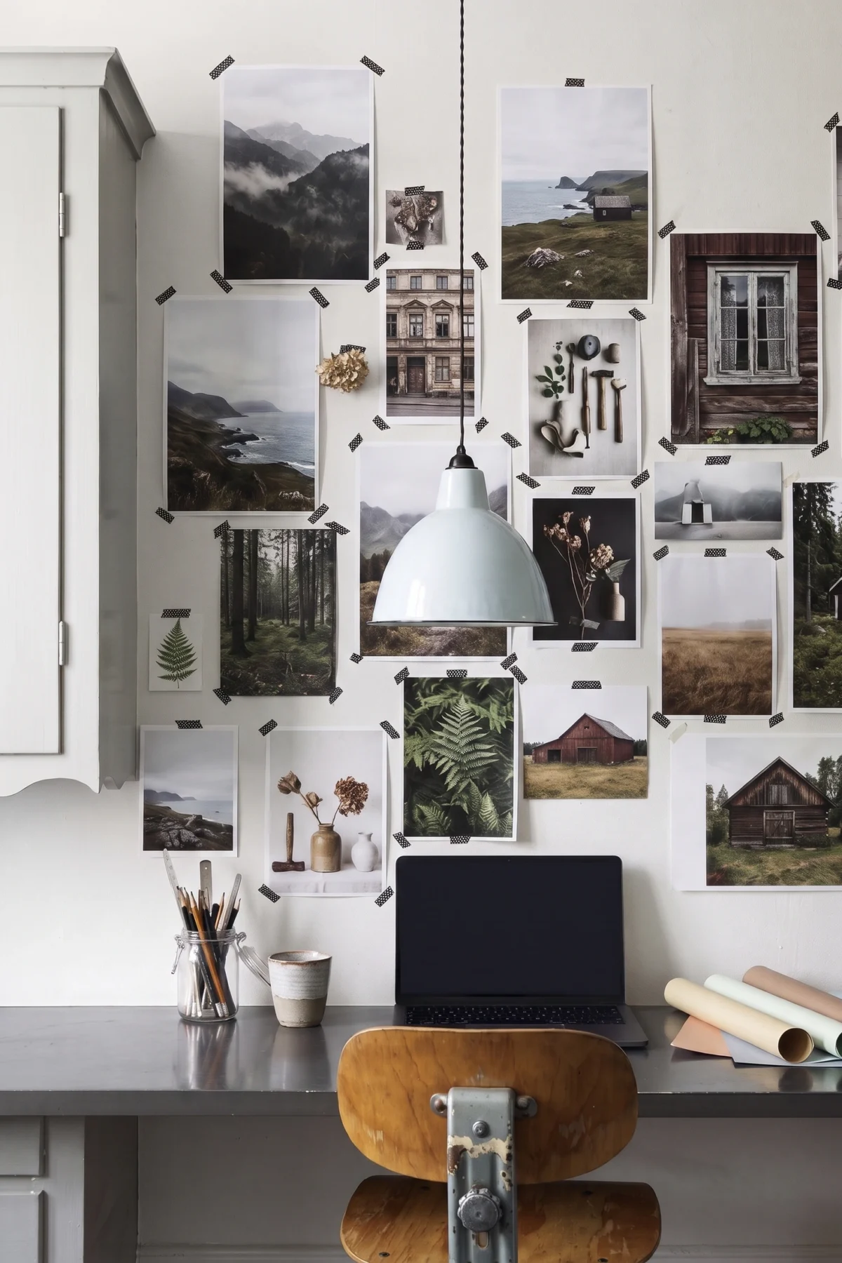 Bureau créatif sous un mur dense de photographies fixées au masking tape