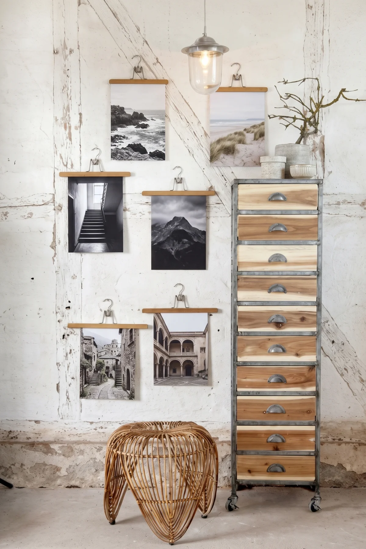 Photographies accrochées à des cintres en bois près d’un meuble à tiroirs vintage