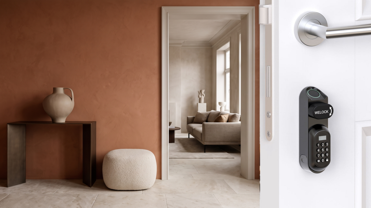 Serrure WELOCK U81 sur une porte blanche ouverte sur une entrée contemporaine aux tons terracotta
